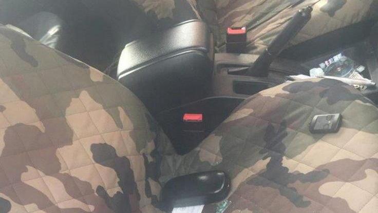 I vetri sul sedile dell'auto presa di mira a Bolgheri