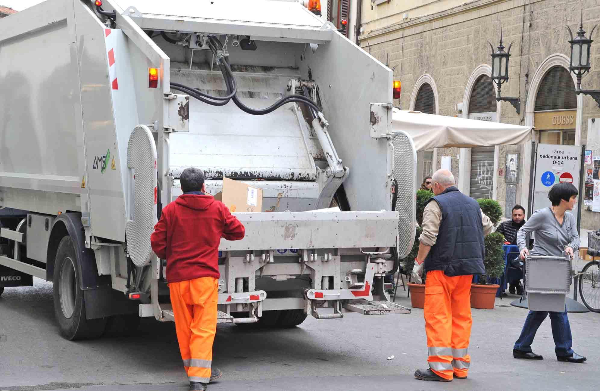 La raccolta dei rifiuti in centro a Pistoia (foto Gori)