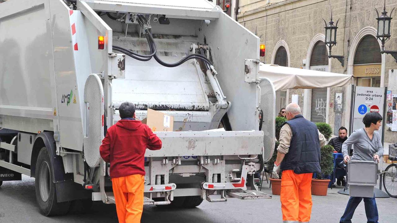 La raccolta dei rifiuti in centro a Pistoia (foto Gori)