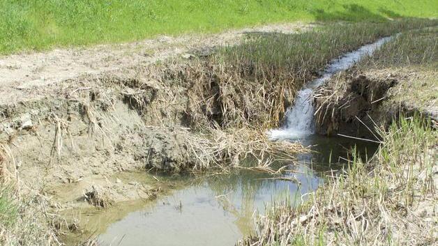 Buca nel letto del torrente Agliena