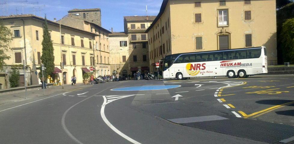 Nubi sul Check Point per i bus turistici in piazza Martiri 