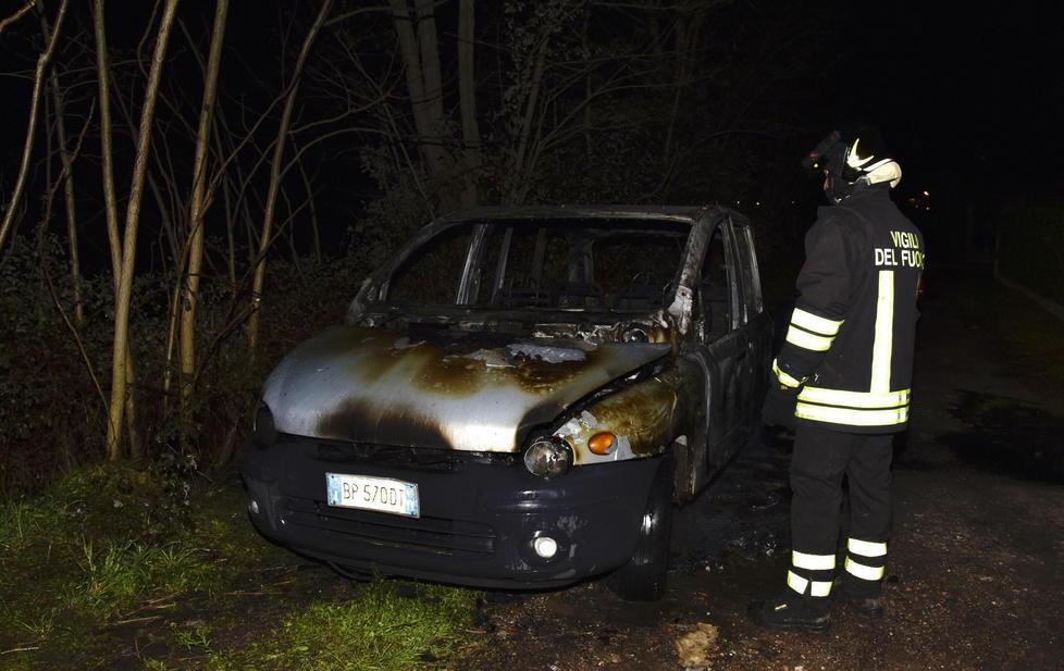 Auto distrutta dalle fiamme 