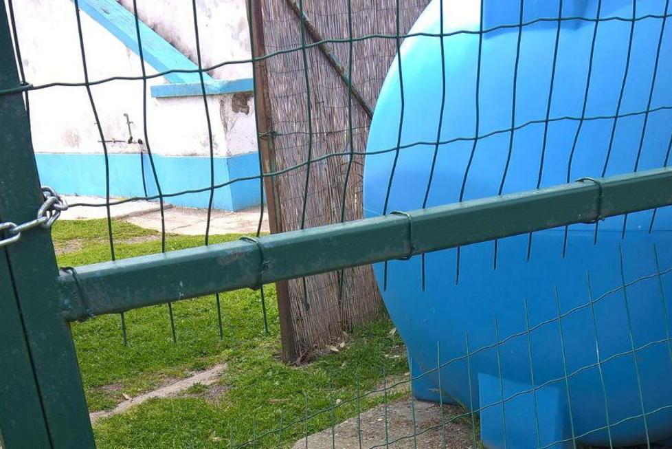 Via con birre, gelati e caramelle dal bar del campo sportivo