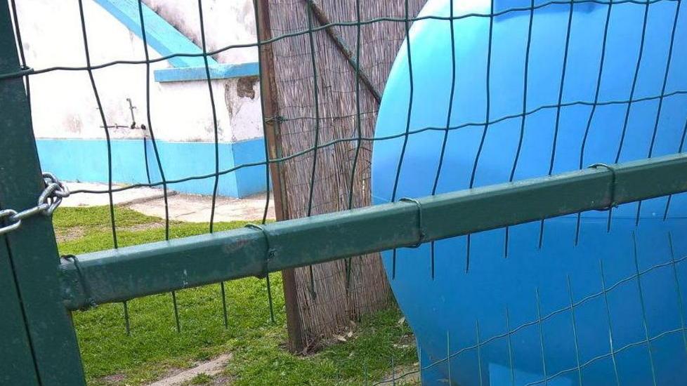 Via con birre, gelati e caramelle dal bar del campo sportivo