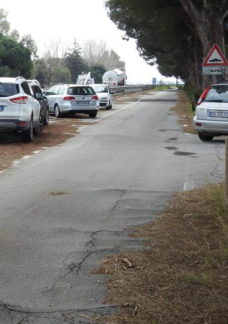 Strada dei campeggi deformata dai dossi Oggi parte il cantiere 