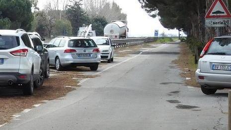 Strada dei campeggi deformata dai dossi Oggi parte il cantiere