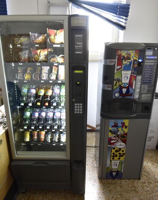 Spaccano le porte degli uffici comunali 