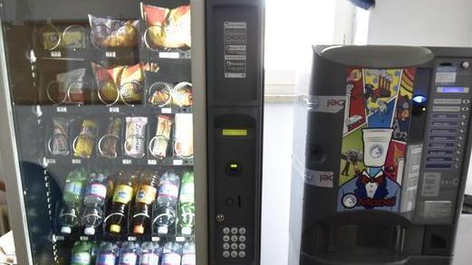 Spaccano le porte degli uffici comunali
