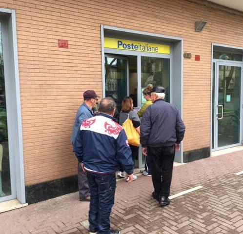 Code infinite, tensione alle Poste 