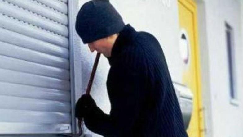 Ladri rubano pistola e gioielli Via soldi e vestiti a un anziano