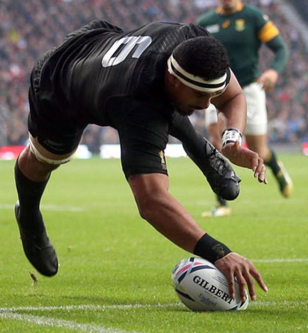 Rugby, un All Black e i suoi compagni salgono sugli spalti per sedare una rissa