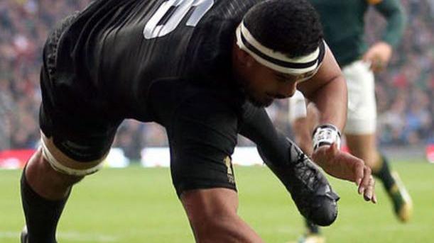 Rugby, un All Black e i suoi compagni salgono sugli spalti per sedare una rissa