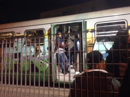 Treno troppo affollato, passeggeri a terra 