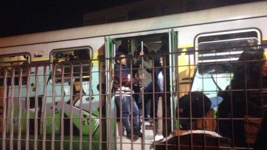 Treno troppo affollato, passeggeri a terra
