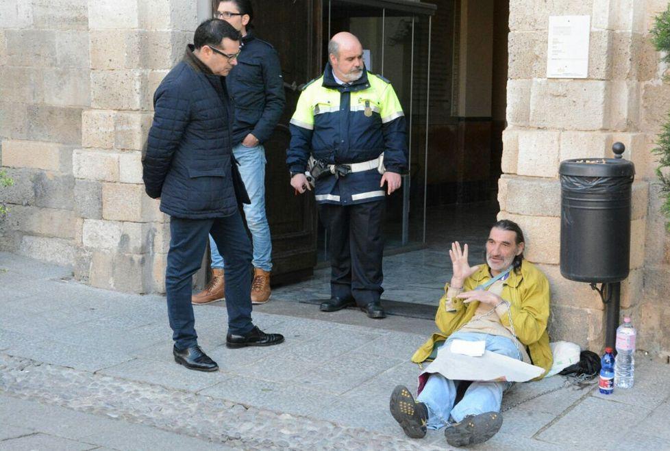 Si incatena davanti al municipio per chiedere una casa