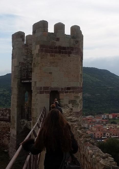 Tanti turisti a Bosa e tra i monumenti il castello è superstar 