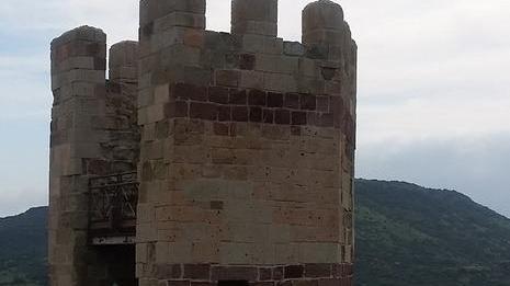 Tanti turisti a Bosa e tra i monumenti il castello è superstar 