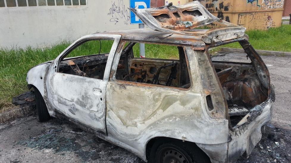 In fiamme auto ferma da mesi