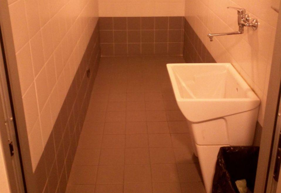 Il bagno del Novi Park “inganna”: è senza fasciatoio