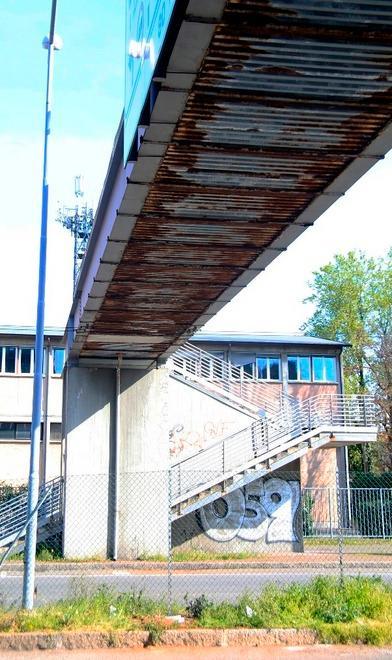 Si stacca pezzo del ponte pedonale