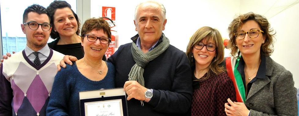 Targa per ringraziare Marilena e l’impegno per i bimbi