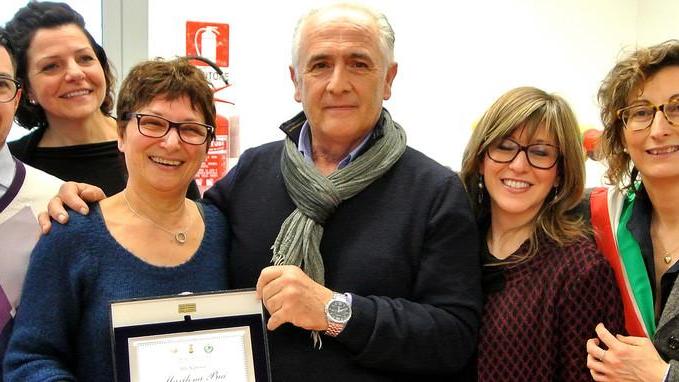 Targa per ringraziare Marilena e l’impegno per i bimbi