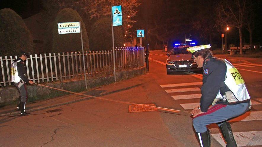 Moto contro un muretto Due giovani all’ospedale