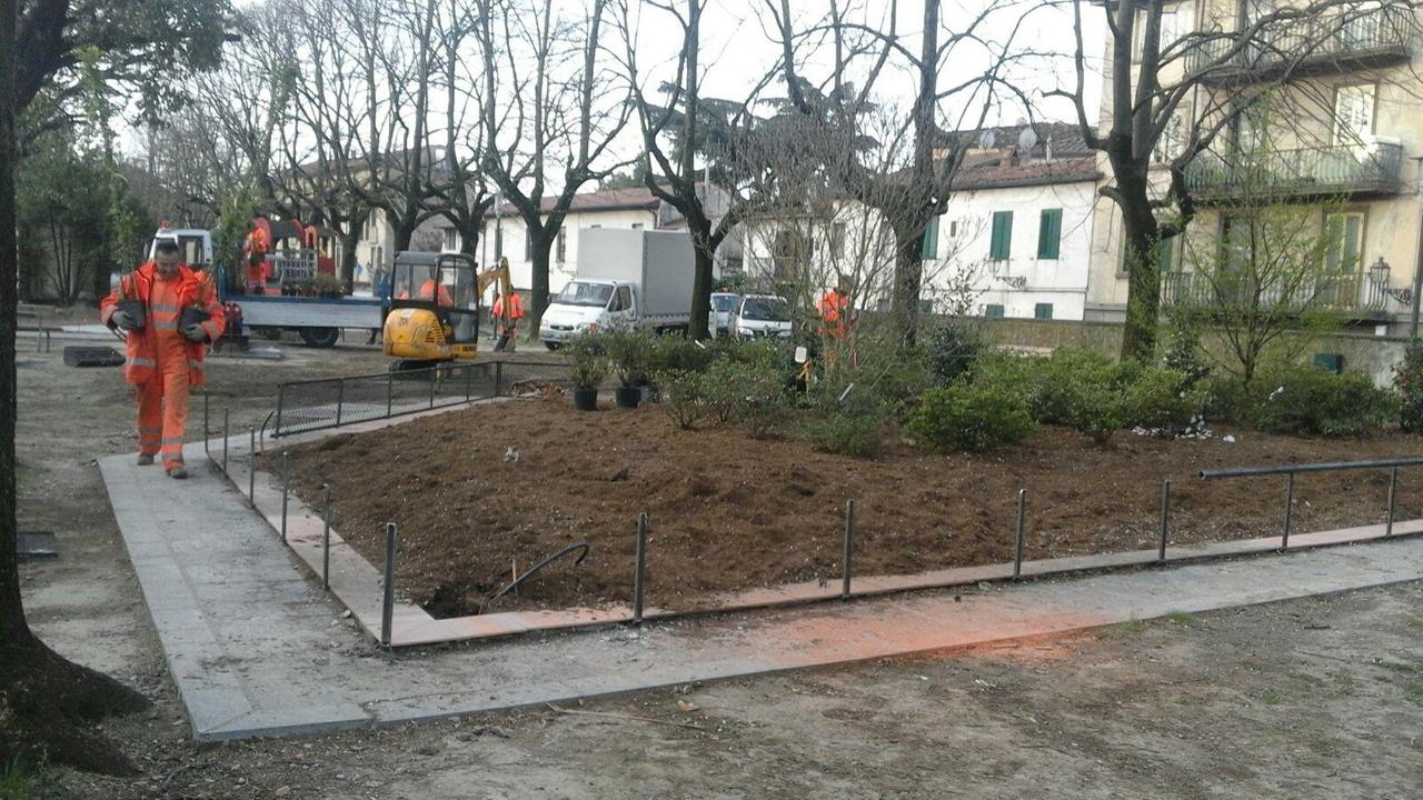 I lavori per la sistemazione dei giardini della Passerella