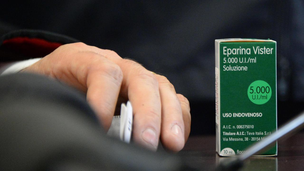 Eparina, il farmaco usato per uccidere mostrato dagli inquirenti in conferenza stampa