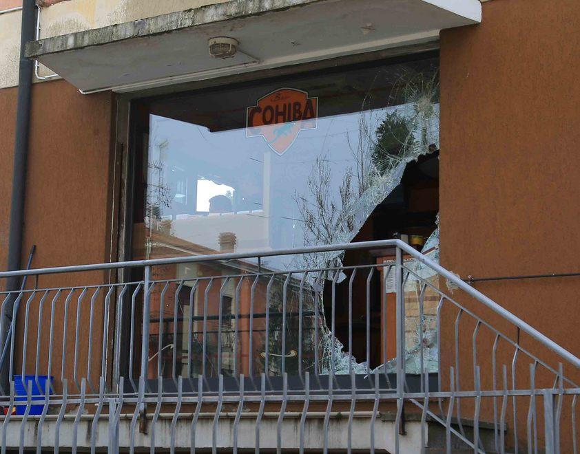 Tira un vaso di fiori contro i ladri al bar 