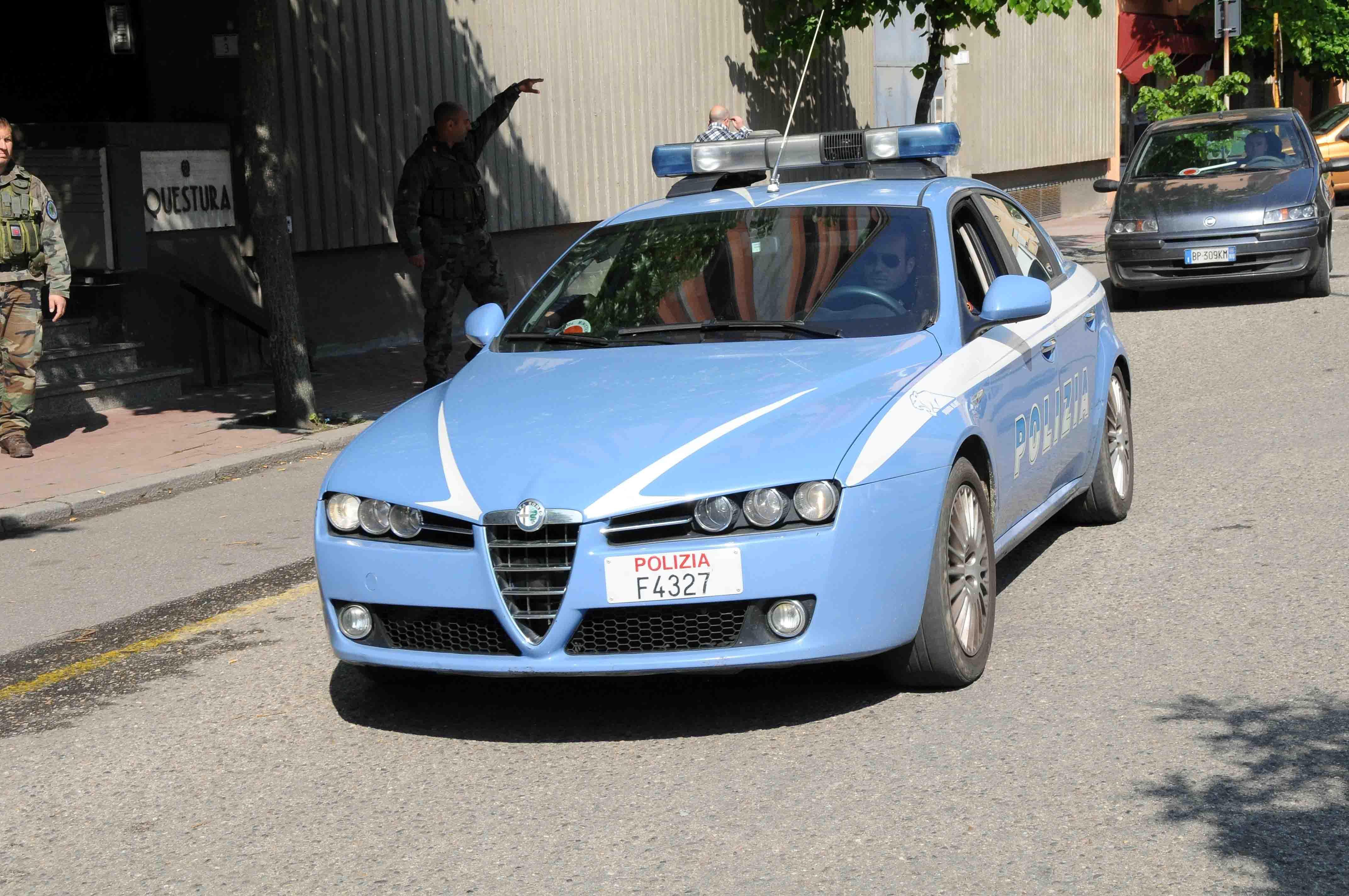 Droga e una pistola elettrica in casa, quattro arresti a Cagliari