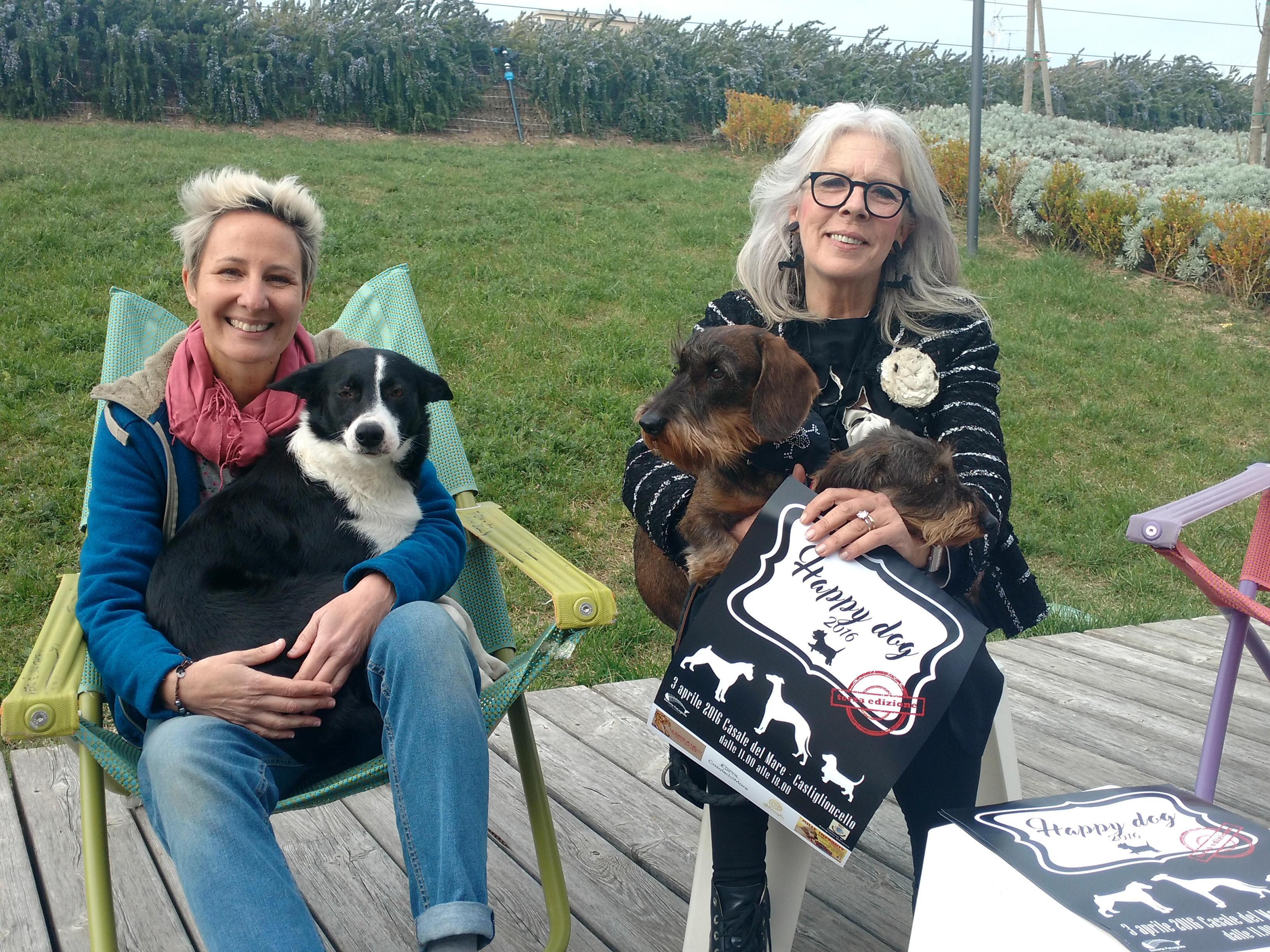 La fotografa Saveria Pardini e l'assessore Licia Montagnani con i lori amici a quattro zampe