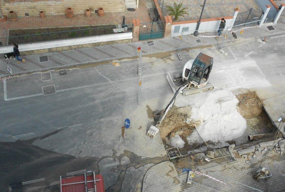 Riparato il tubo rotto, ma scoppia la polemica