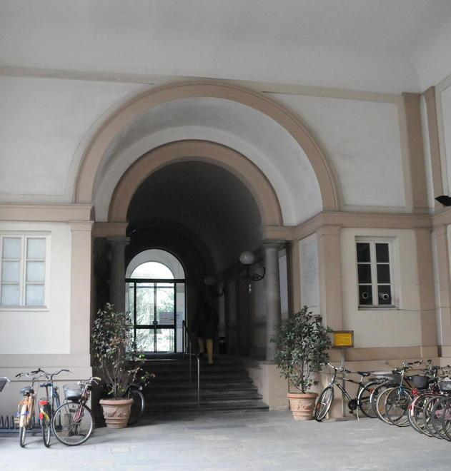 Entra nella casa del vicino e asporta i tubi di scarico 