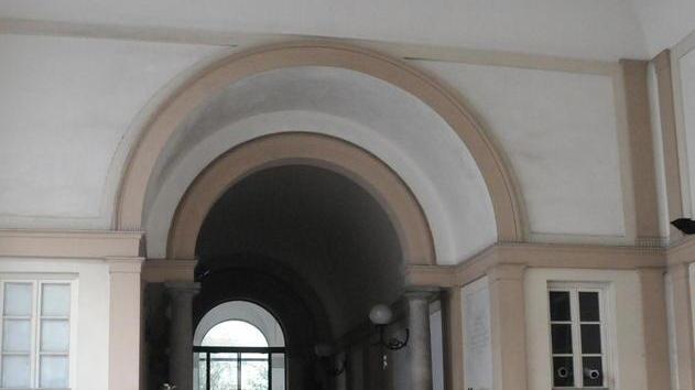 Entra nella casa del vicino e asporta i tubi di scarico