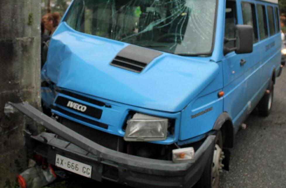 Scuolabus si schianta contro un muro 