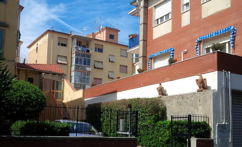 Esce un’ora di casa, i ladri gliela svaligiano