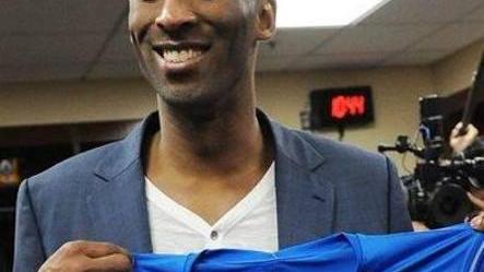 Una maglia azzurra in dono a Kobe Bryant