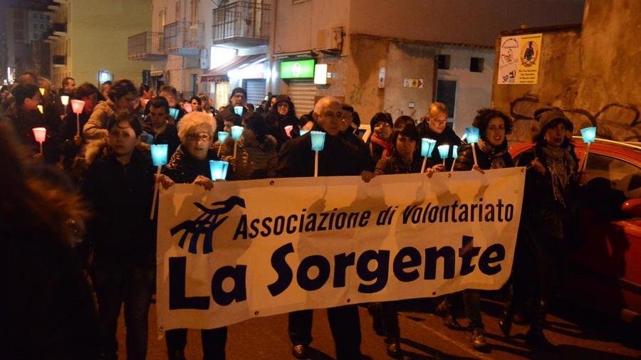 Autismo e speranza, la città si colora di blu
