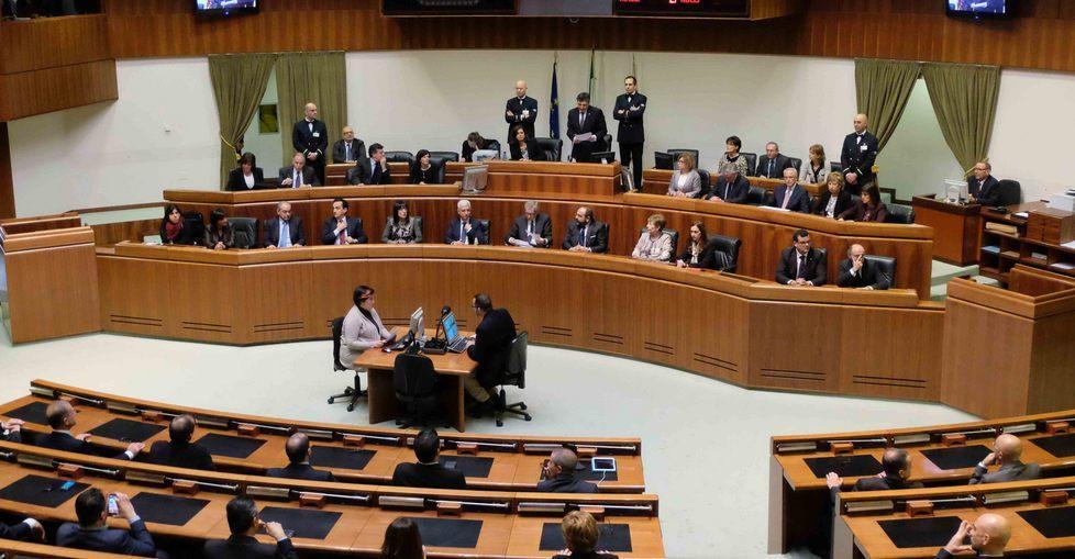 La Finanziaria 2016 approvata dall’aula: 7,4 miliardi per l’isola 