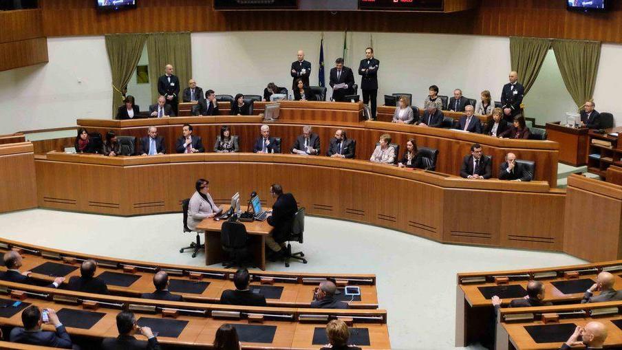 La Finanziaria 2016 approvata dall’aula: 7,4 miliardi per l’isola