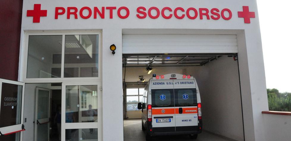 Con l’auto contro l’albero: grave un barista 