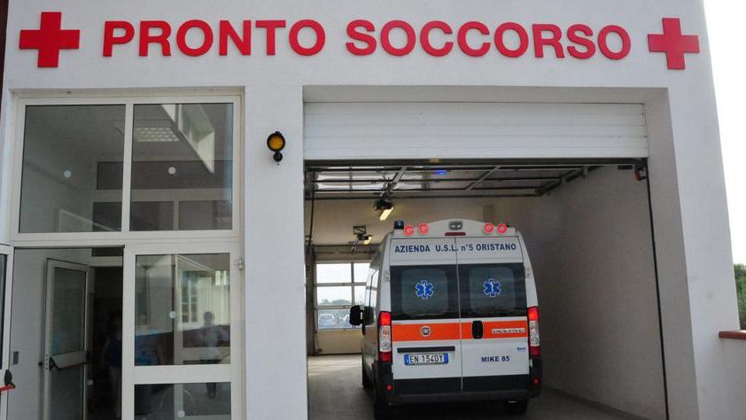 Con l’auto contro l’albero: grave un barista