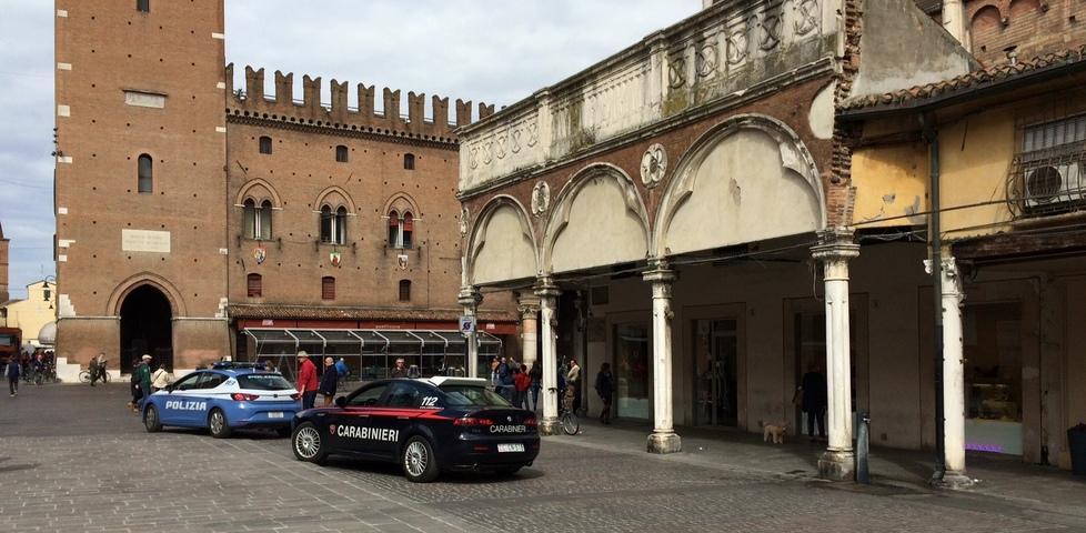 Pattuglie sfrecciano in piazza a sirene spiegate 