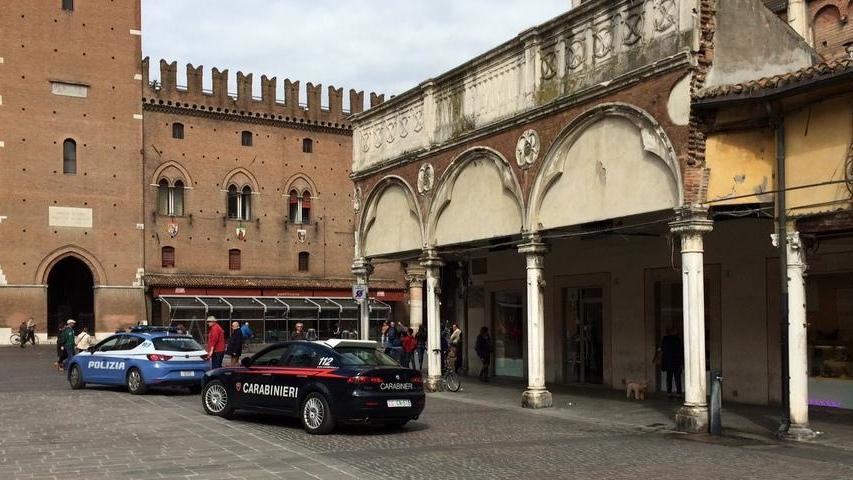Pattuglie sfrecciano in piazza a sirene spiegate