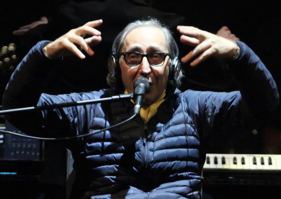 Alice non c’è (malata) ma ci pensa Battiato a “stregare” la platea