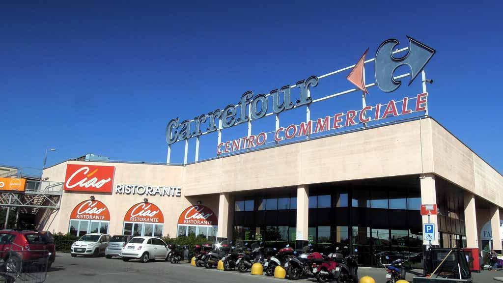 Massa, Carrefour apre il 1° maggio e i lavoratori insorgono