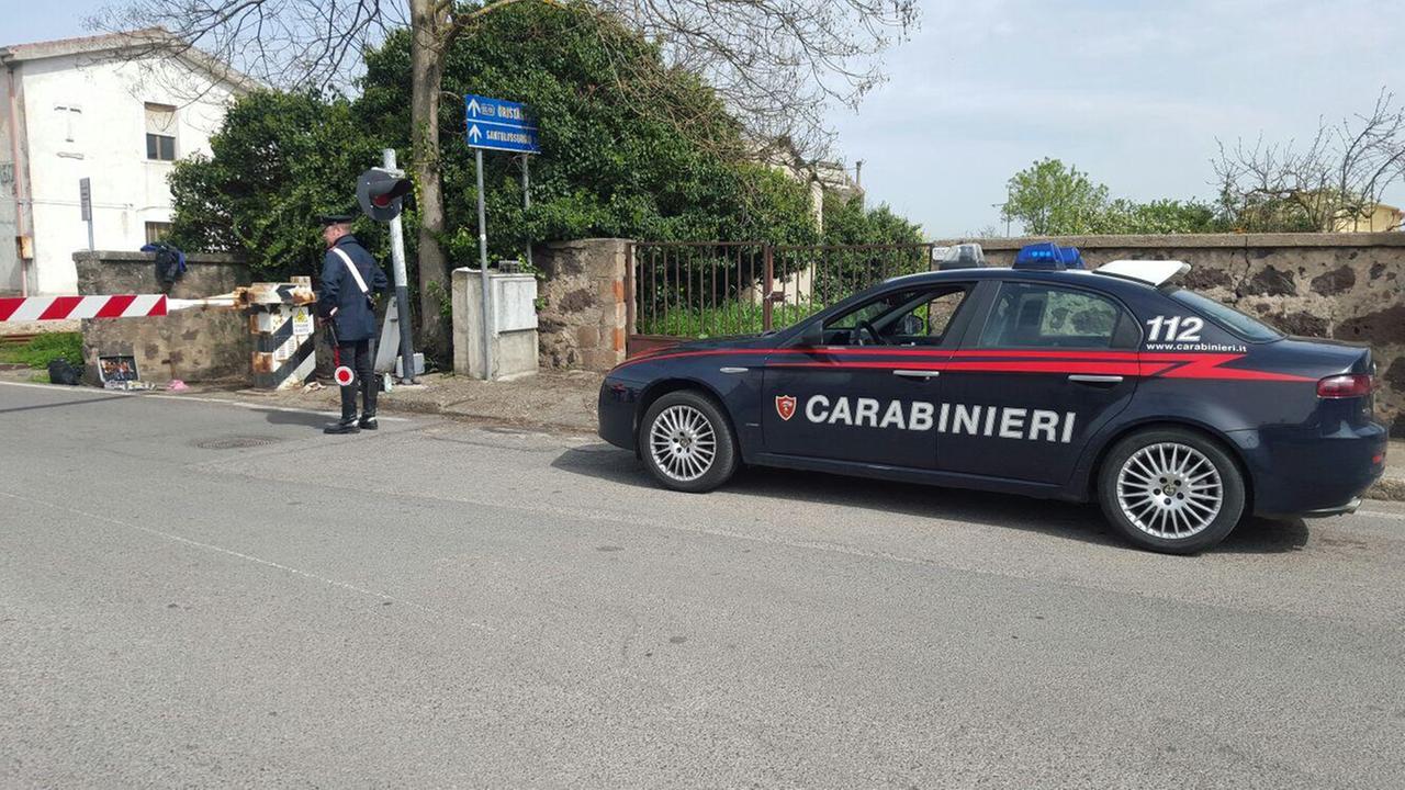 I carabinieri al passaggio a livello