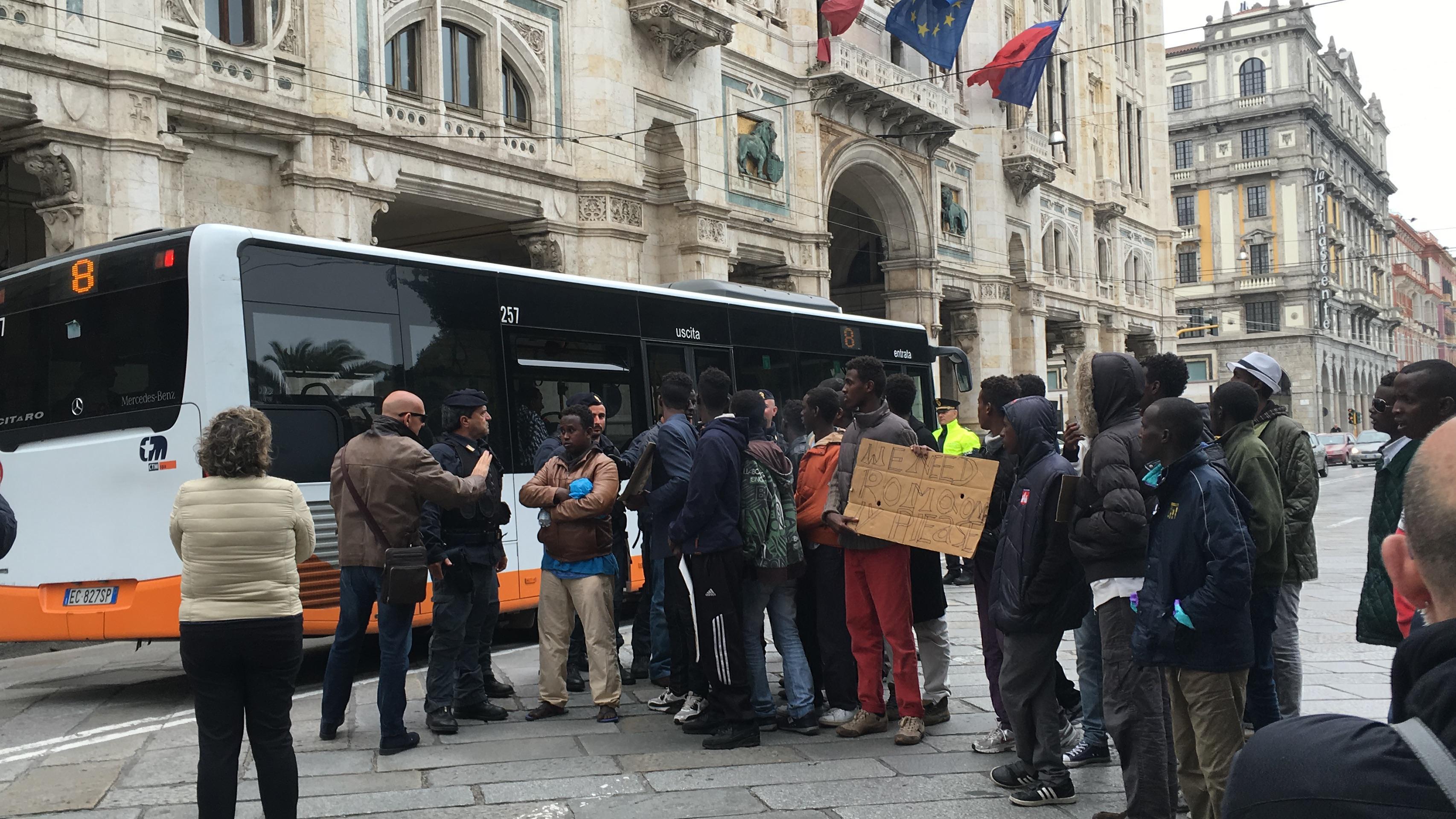 Migranti in via Roma (foto Mario Rosas)