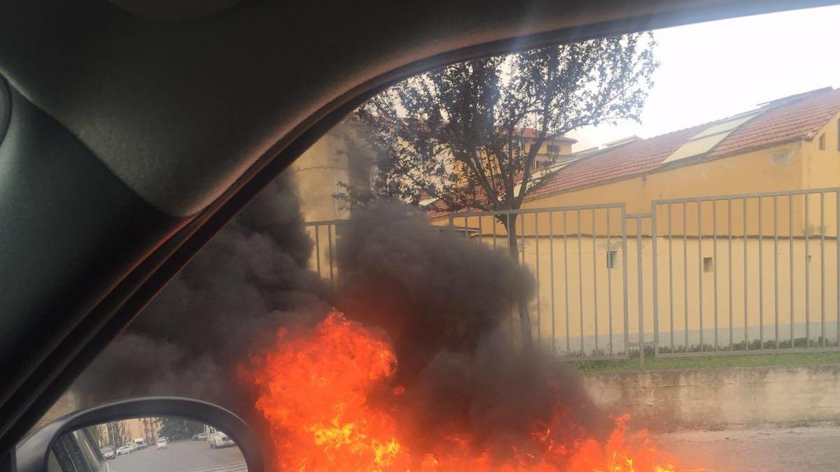 Un cassonetto in fiamme in via Fra' Bartolomeo ripreso da un'auto in transito (foto Agrati)